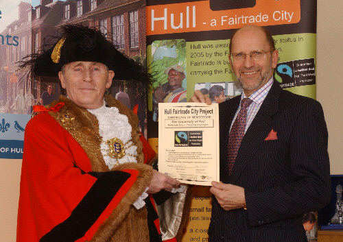 Vice Chancellor of Hull University and Lord Mayor of Hull
celebrate Fairtrade City Flagship Employer Status
